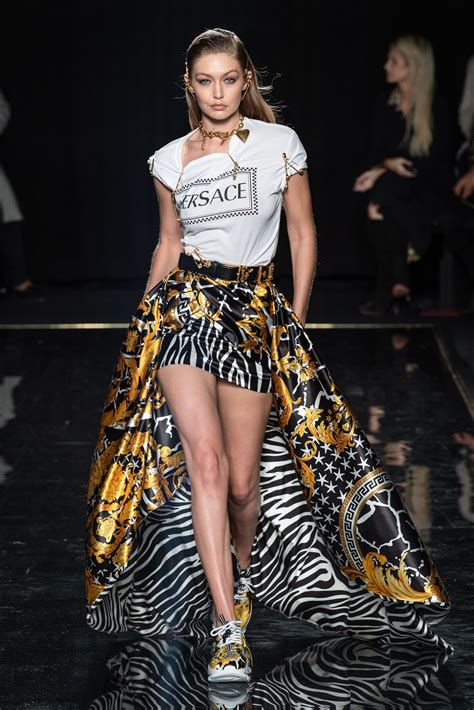 vestiti versace donna elecandi|Nuova collezione di vestiti da donna di Versace su FARFETCH.